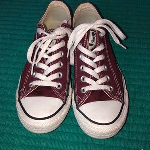 Barely worn converse! Low top maroon 😍